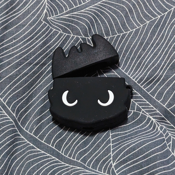 Toothless Airpod Case - Picture 1 of 2